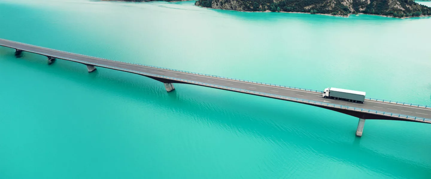 Camion roulant sur un pont au dessus de l'eau