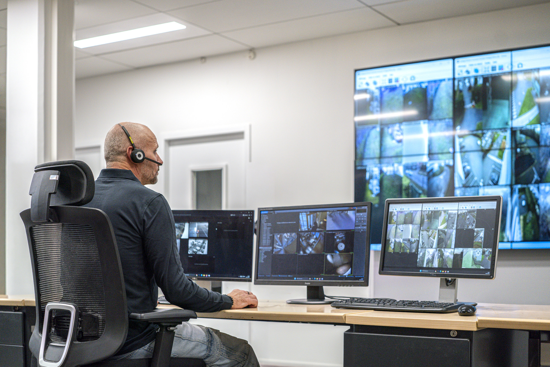 Live monitoring operator - 1