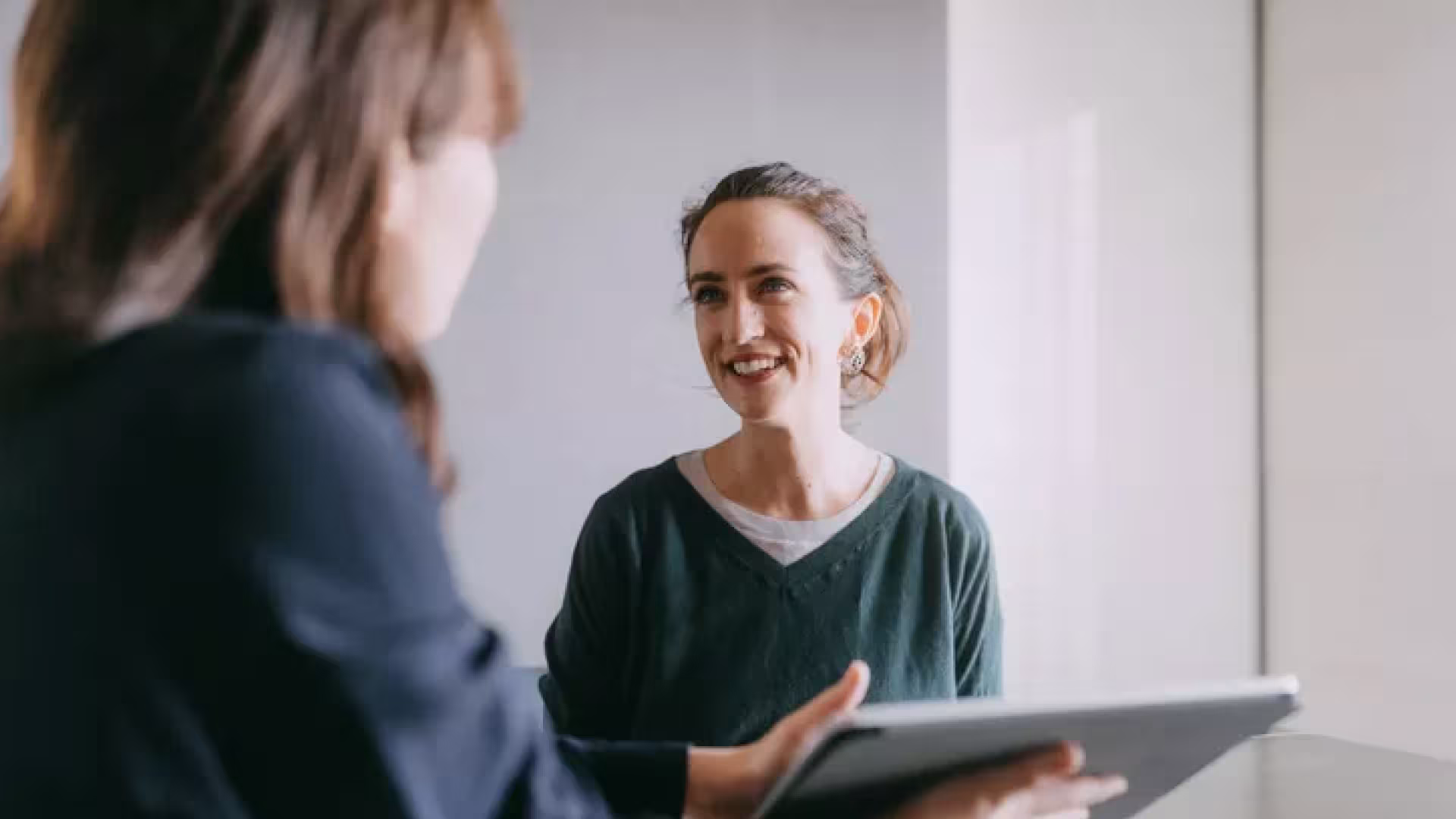 Conseillère discutant avec sa cliente