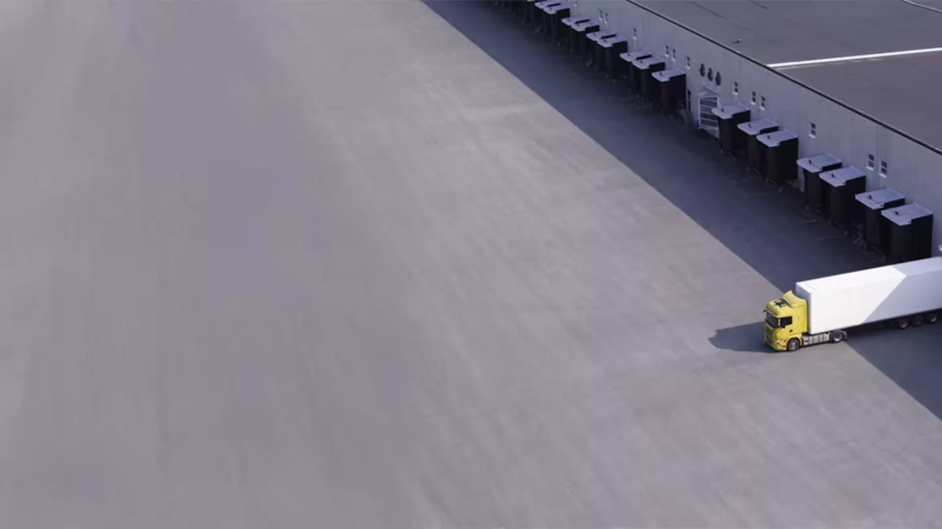 Camion sortant des entrepôts