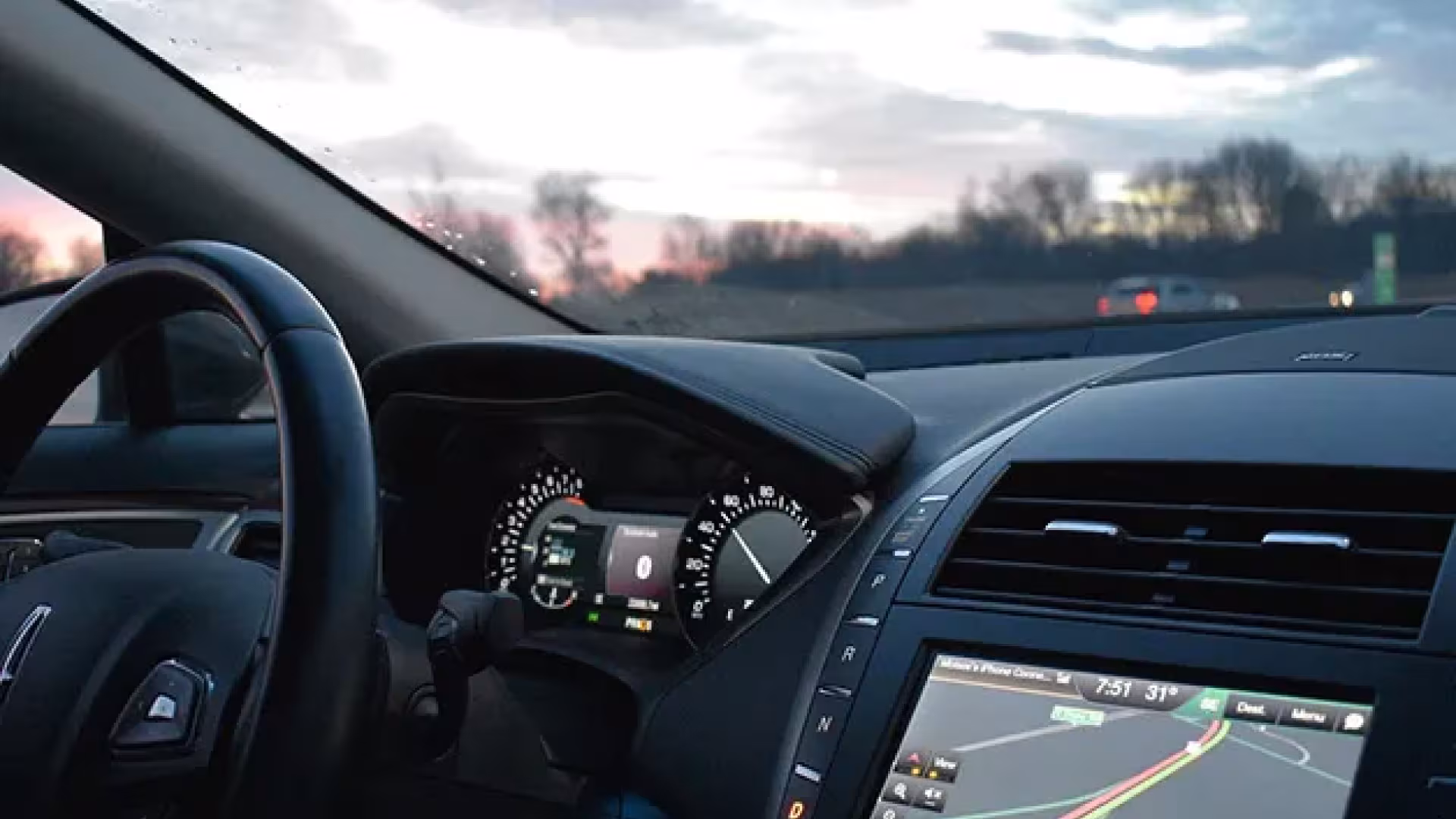 Un tableau de bord de voiture qui affiche un GPS