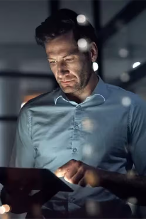 Homme au bureau utilisant une tablette