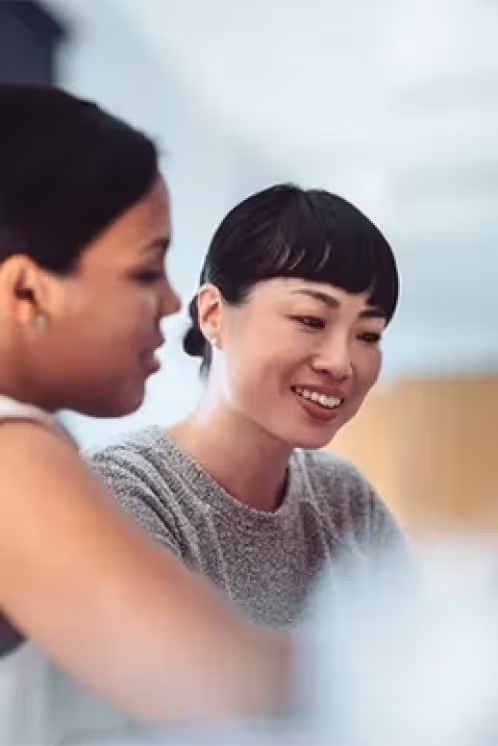 Une conseillère discute avec une cliente