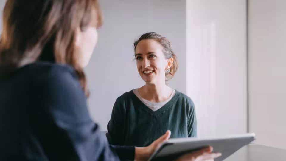 Conseillère discutant avec sa cliente