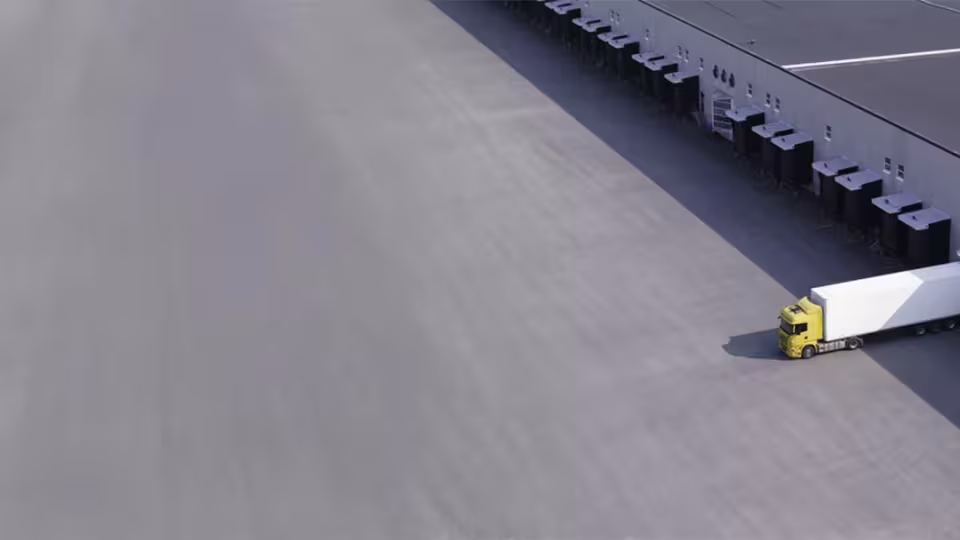 Camion sortant des entrepôts