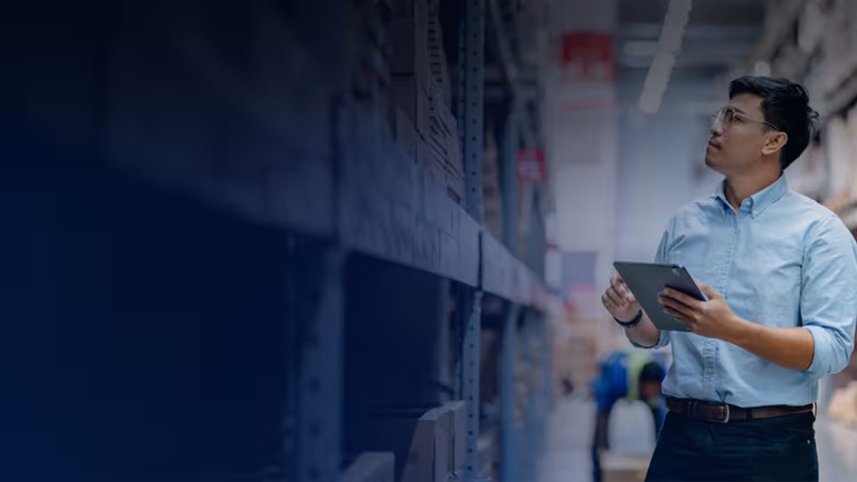 Image d'un homme dans un rayon de stockage de marchandise illustrant le secteur du retail