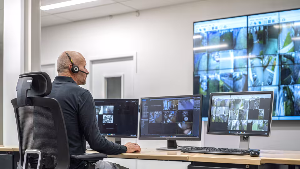 Live monitoring operator - 1