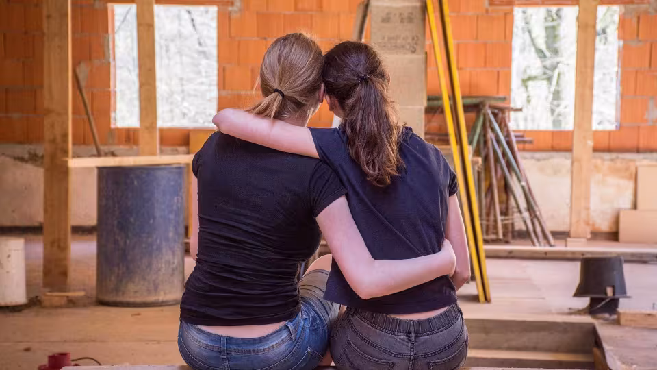 Twee meisjes tijdens een renovatie