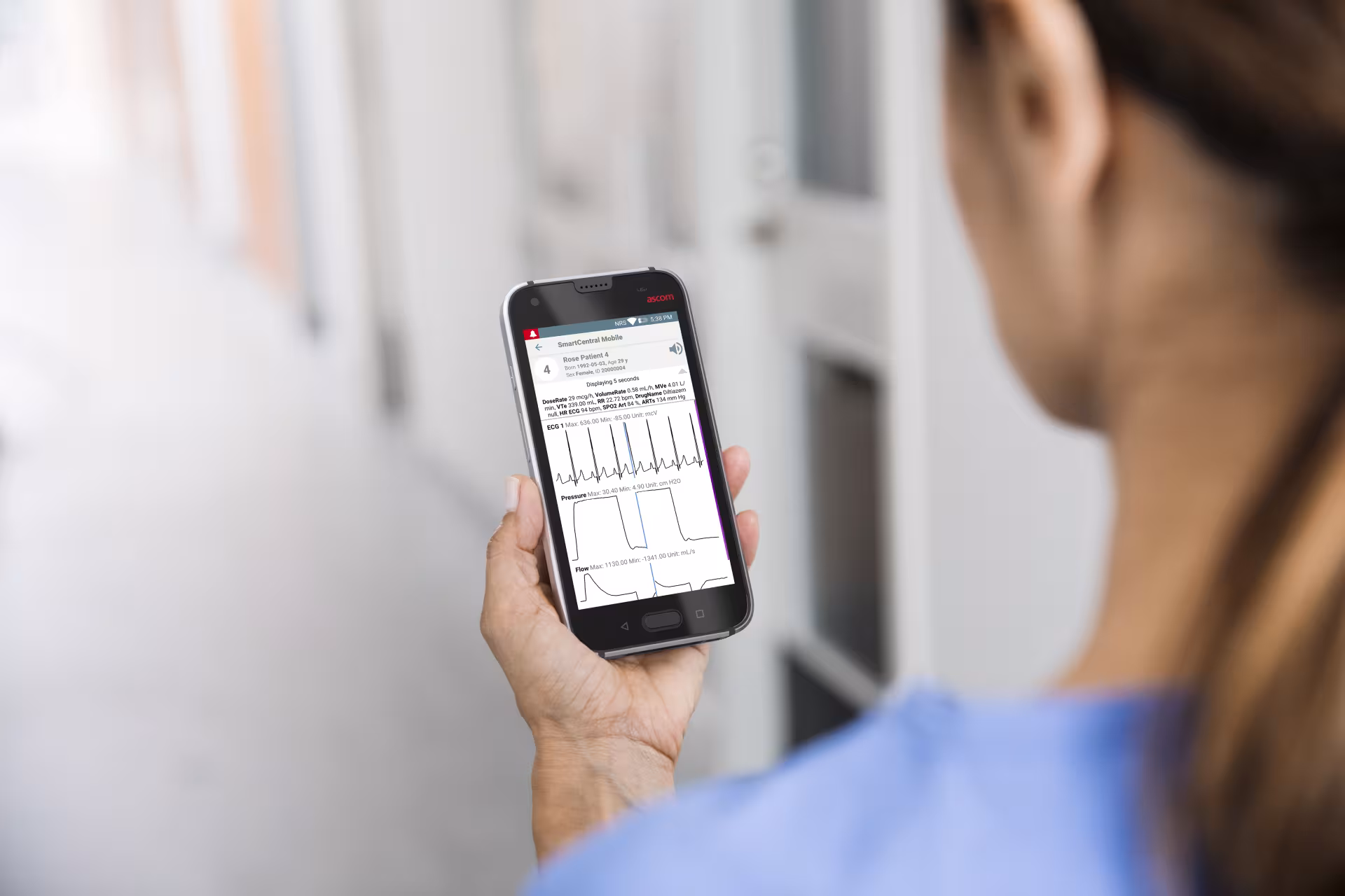 Nurse holding an Ascom Myco mobile nurse call device