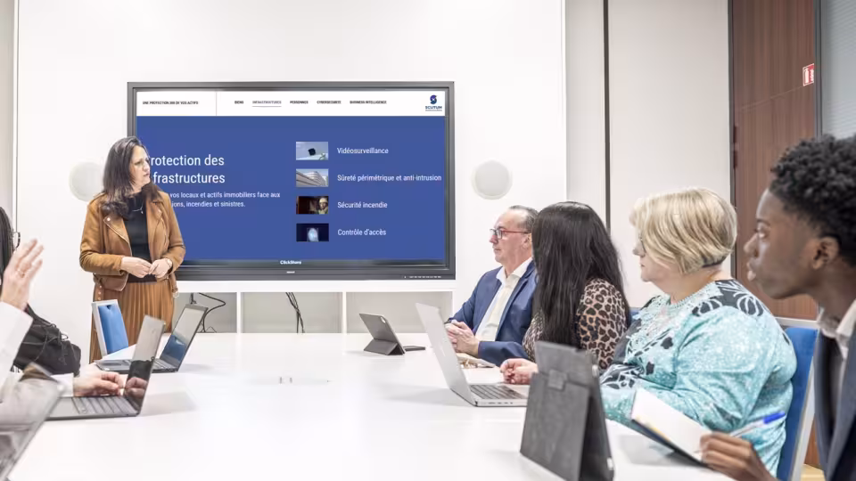 Une expert DATI qui forment les utilisateurs sur la réglementation PTI